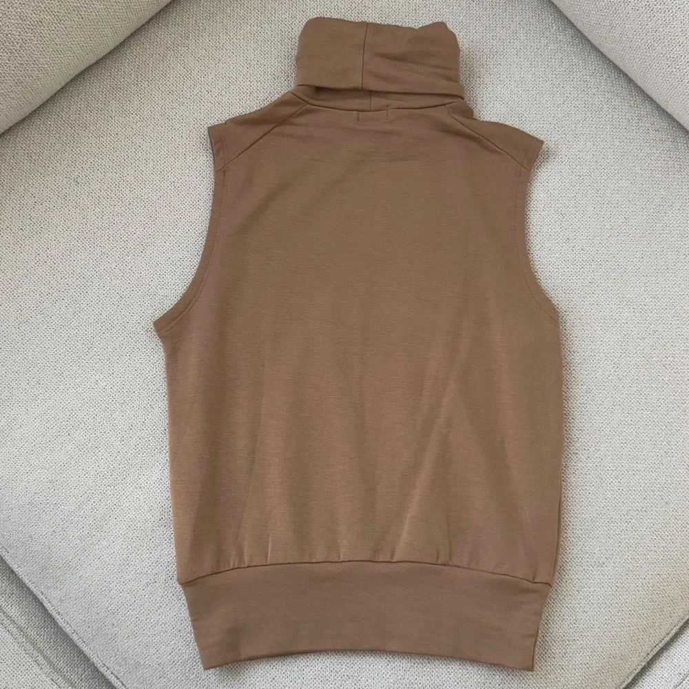 Bleusalt The Sleeveless Turtleneck in Camel ASO Meghan Markle - Picture 4 of 4